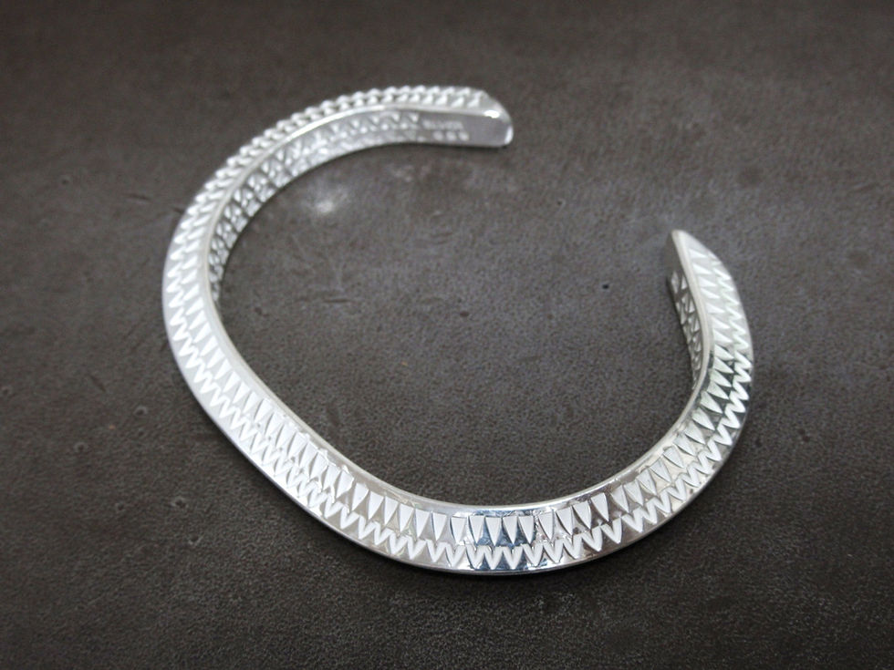 シルバー925 バングル ジオメトリック フルトライアングルを寝かせて見て