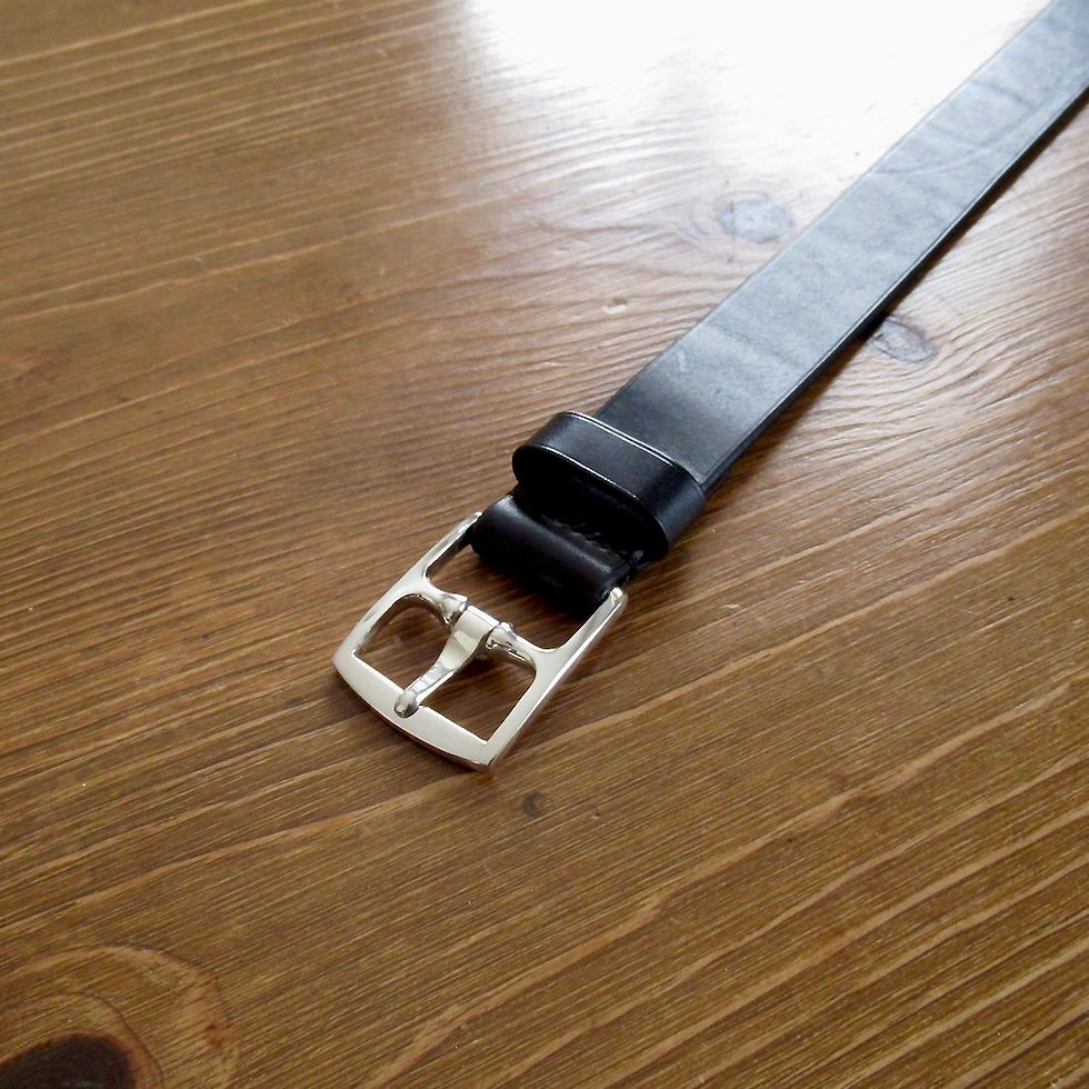 30ミリ幅シルバー925バックルを黒い革につけて