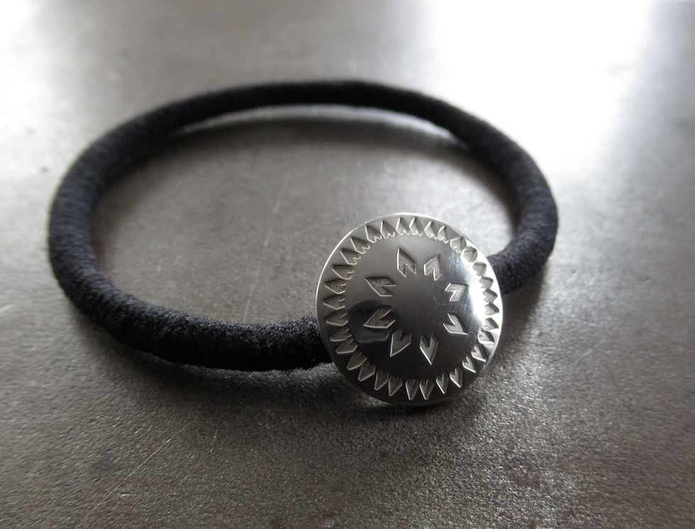 クレマチスモチーフのコンチョブレスを斜めから見て