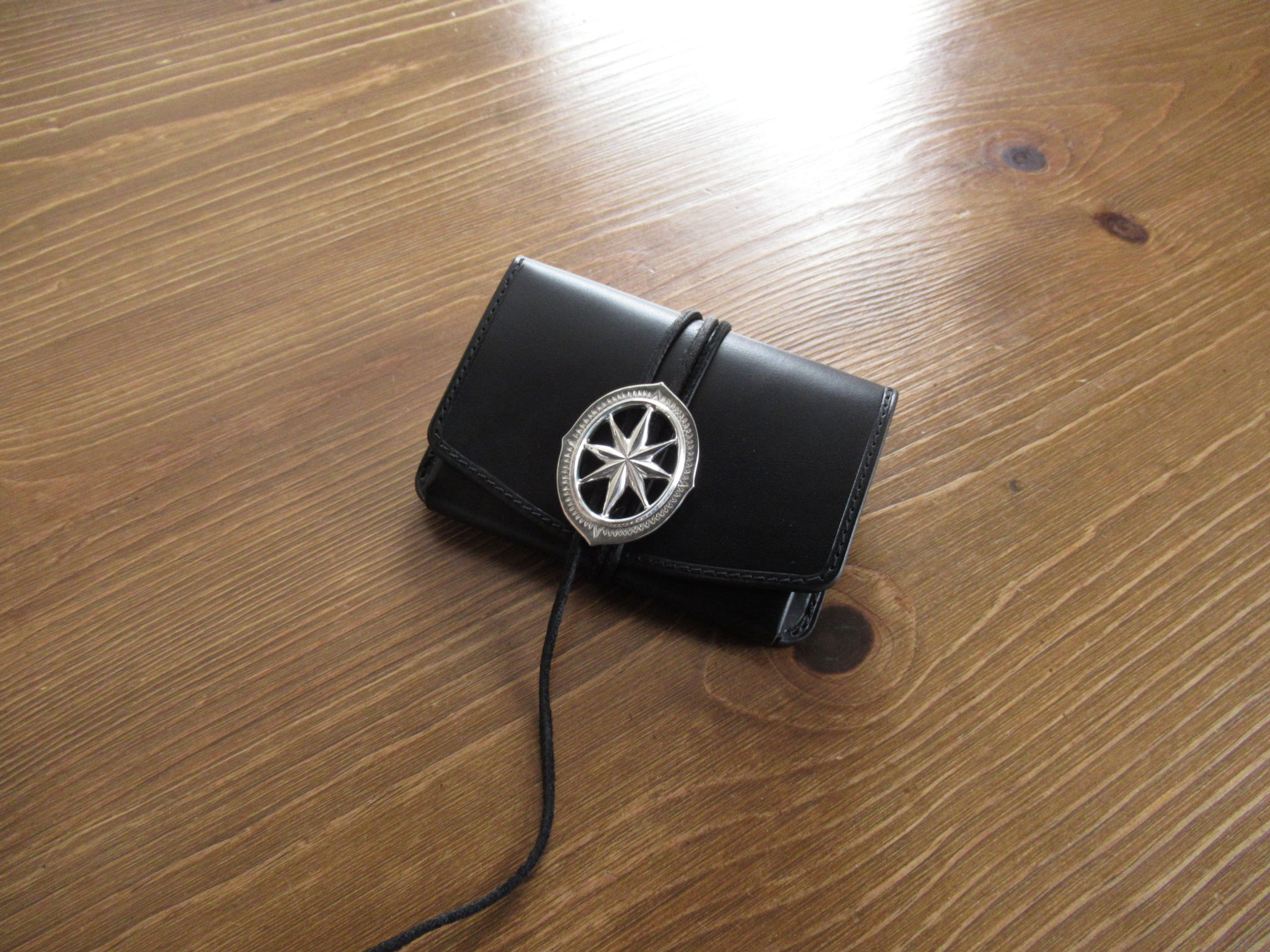 特大コンチョ付きミドルウォレットを正面から見て