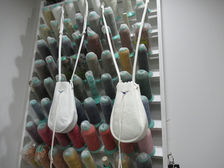 白い鹿革巾着バッグ