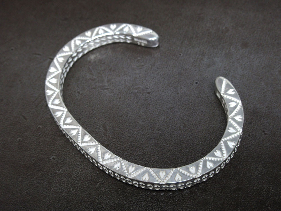 シルバー925 バングル ジオメトリック シェブロンを寝かせて表から見た