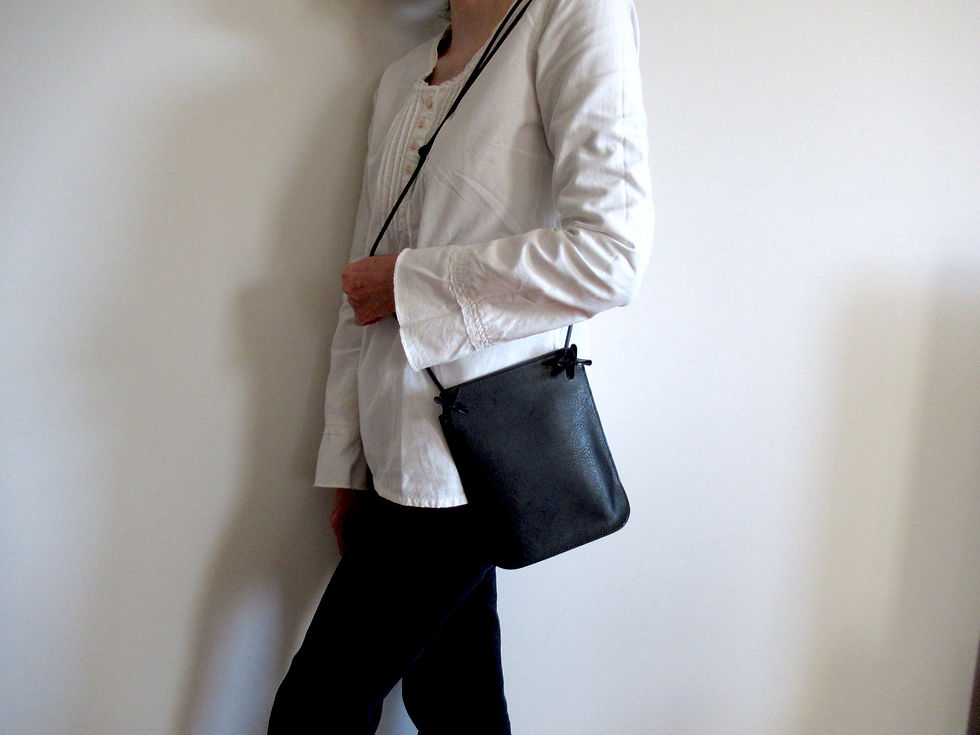 縦型ショルダーバッグを肩にかけて