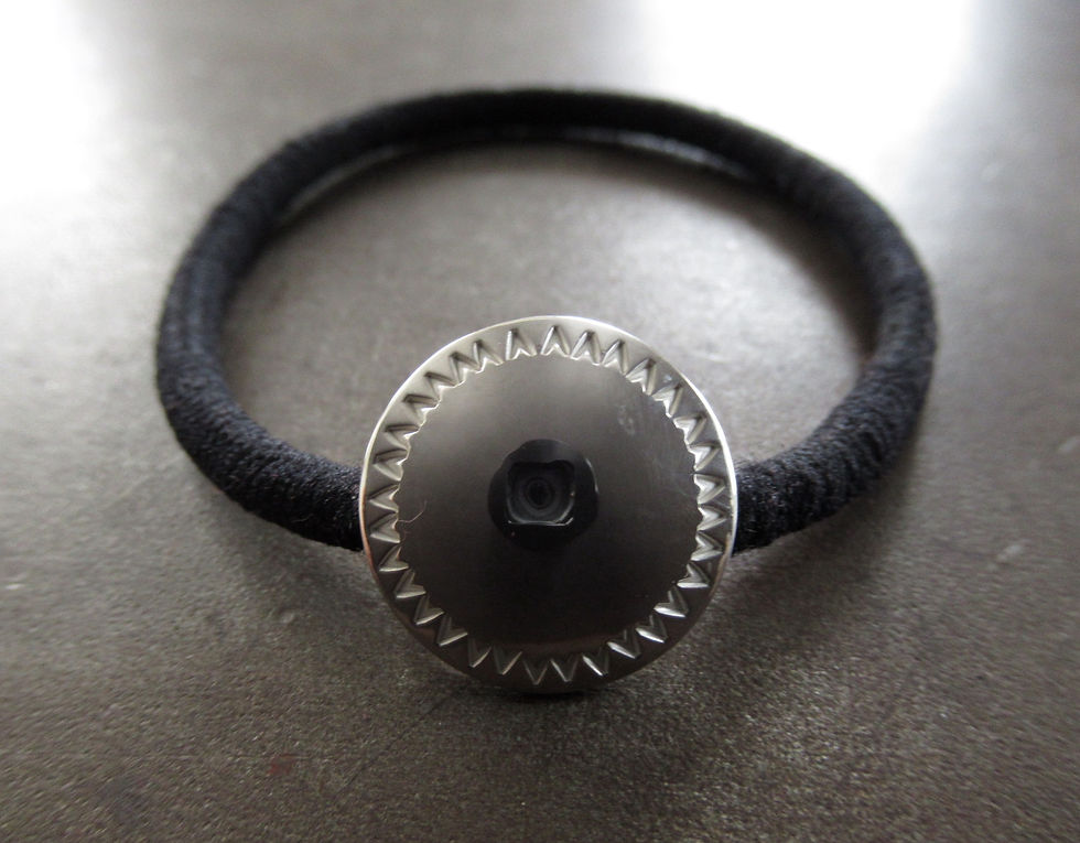 太陽モチーフのヘアゴムブレスを正面から見て