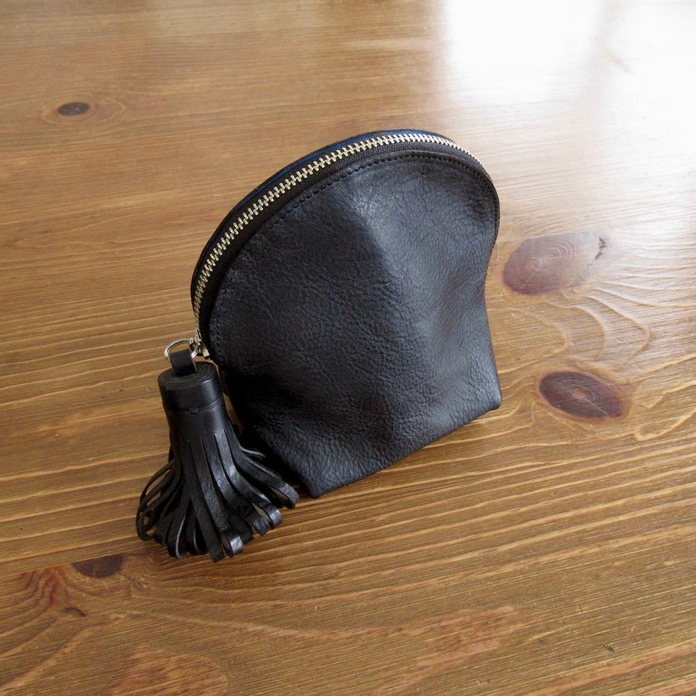 レザーポーチを斜め左上から見ている