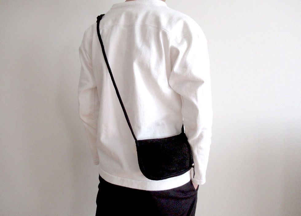 鹿革ショルダーバッグ試着背面