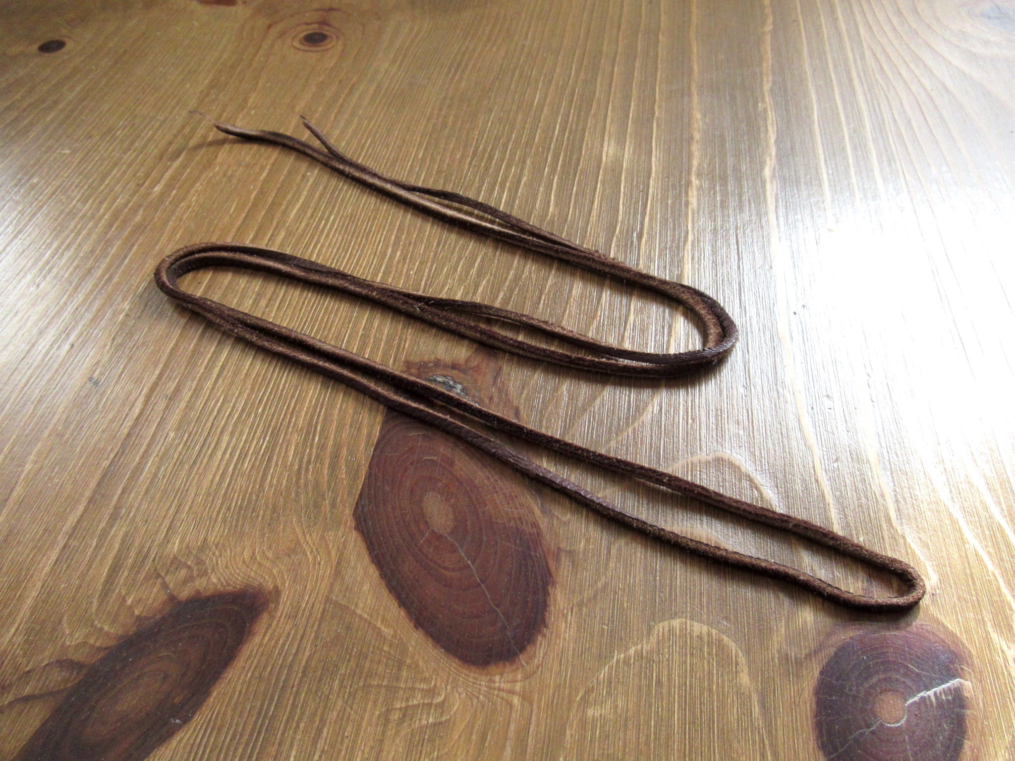 鹿革紐 焦茶の全体