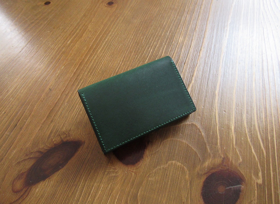 ブッテーロレザー使用の横型カードケース緑を卓上に置いて