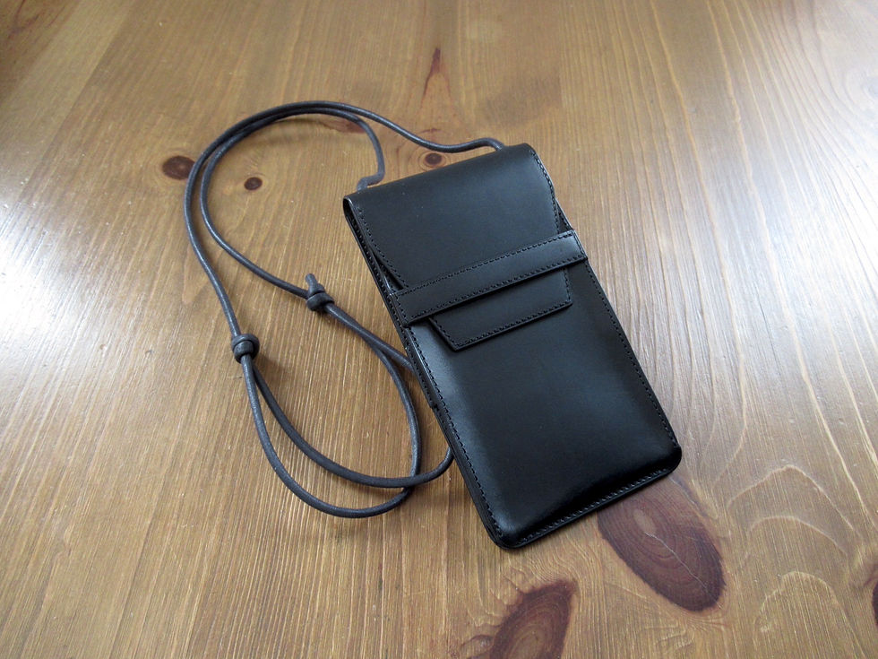 マルチケースを机に置いて斜め前から見る