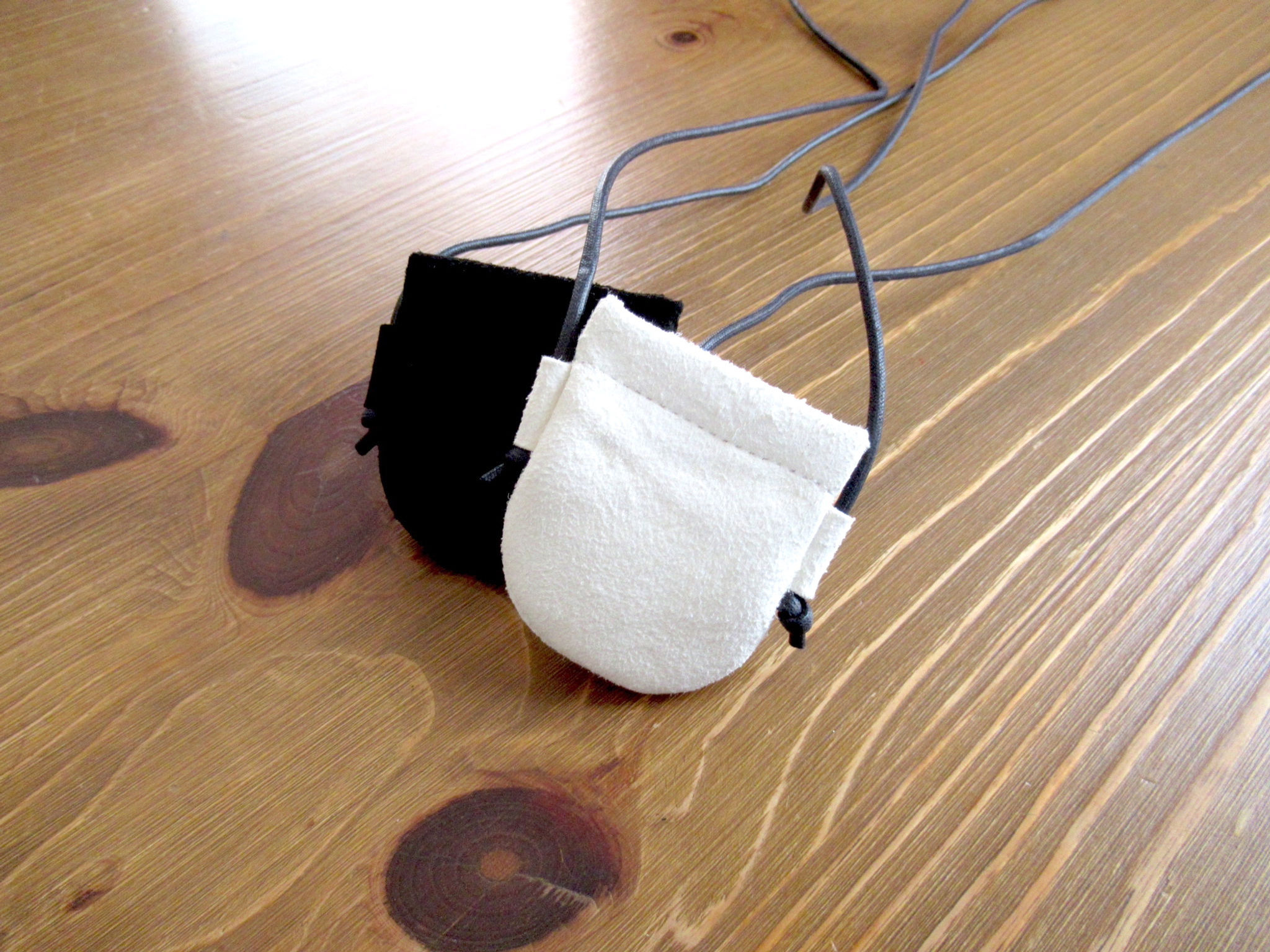 鹿革マルチケース/ミニの白と黒を並べて