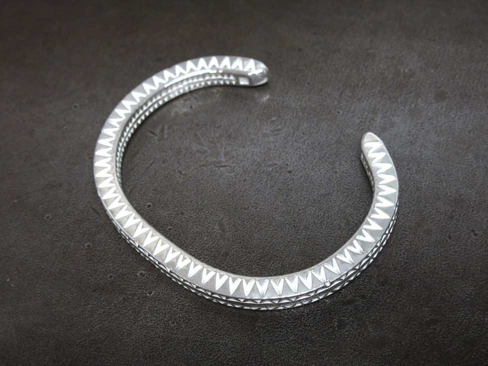 シルバー925 バングル ジオメトリック ピークラインを寝かせて見て
