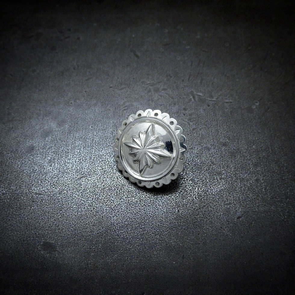 シルバー925ラウンドフラワーコンチョSサイズを斜め左からみて