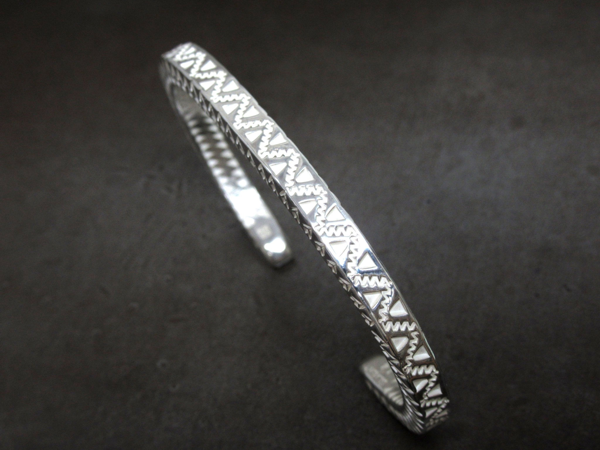 ウェーブライン刻印入りシルバー925バングルを立てて上から見て