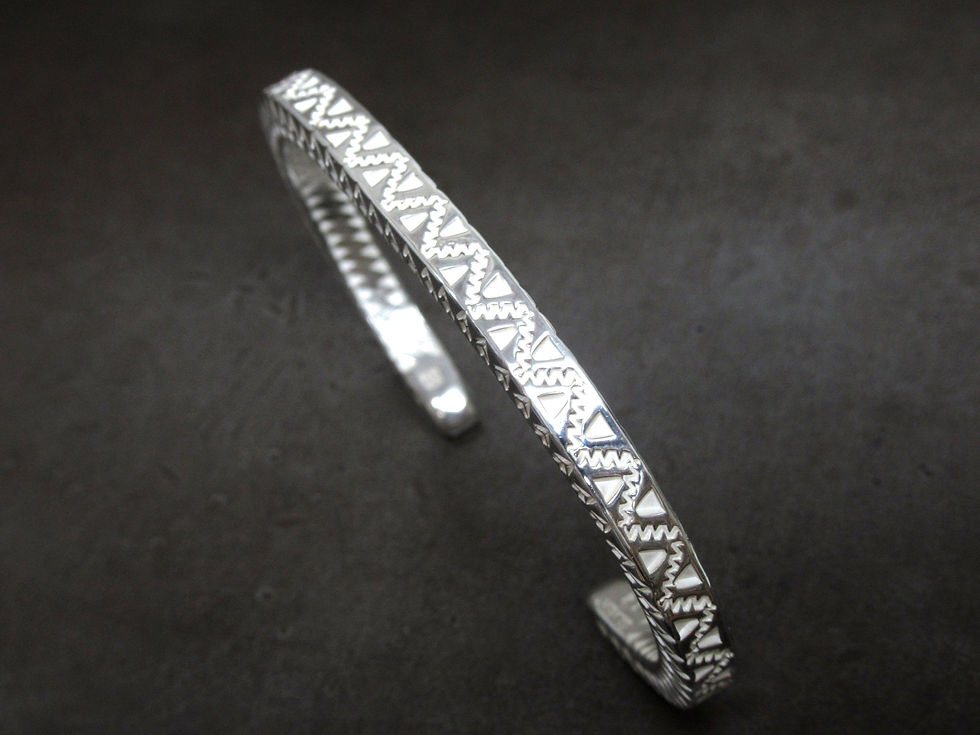 ウェーブライン刻印入りシルバー925バングルを立てて上から見て