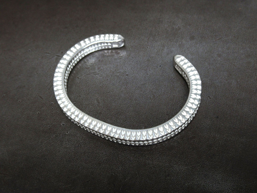 シルバー925 バングル ジオメトリック ピラミッドラインを寝かせて横から見て