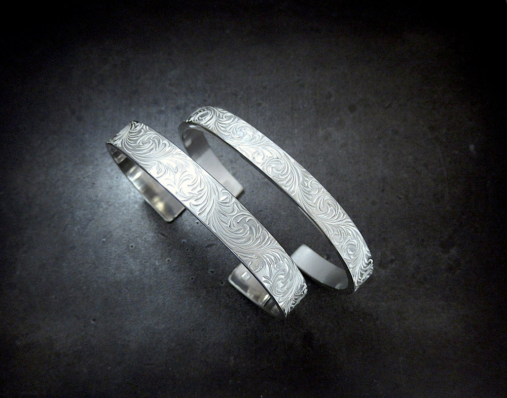 シルバー925手彫り唐草の太×細 ペアバングル