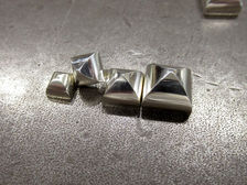 銀無垢シルバー925スタッズの魅力｜Hiピラミッドとスタンダードの違いと使い分け