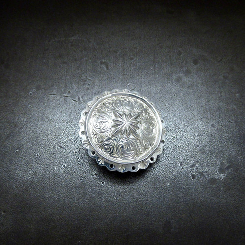 シルバー925 ラウンドフラワー 全面手彫り唐草コンチョ Lサイズ