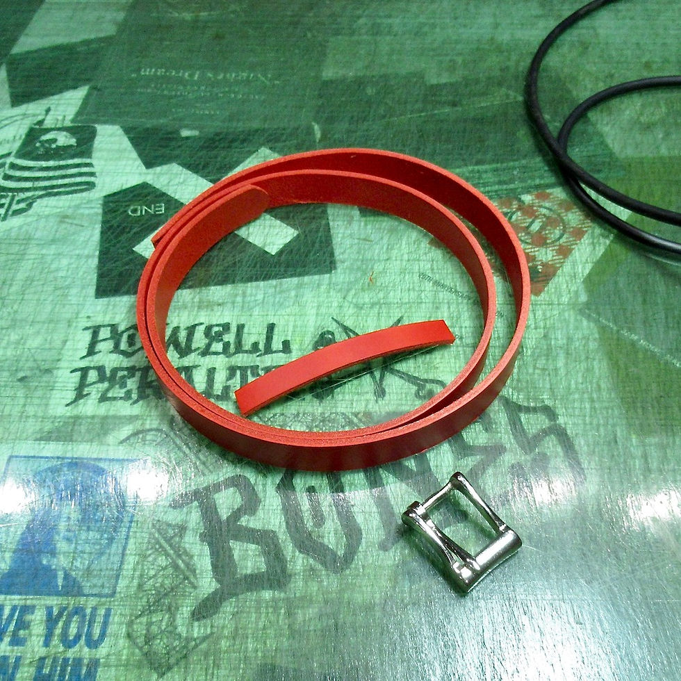 切り出された赤い革の帯