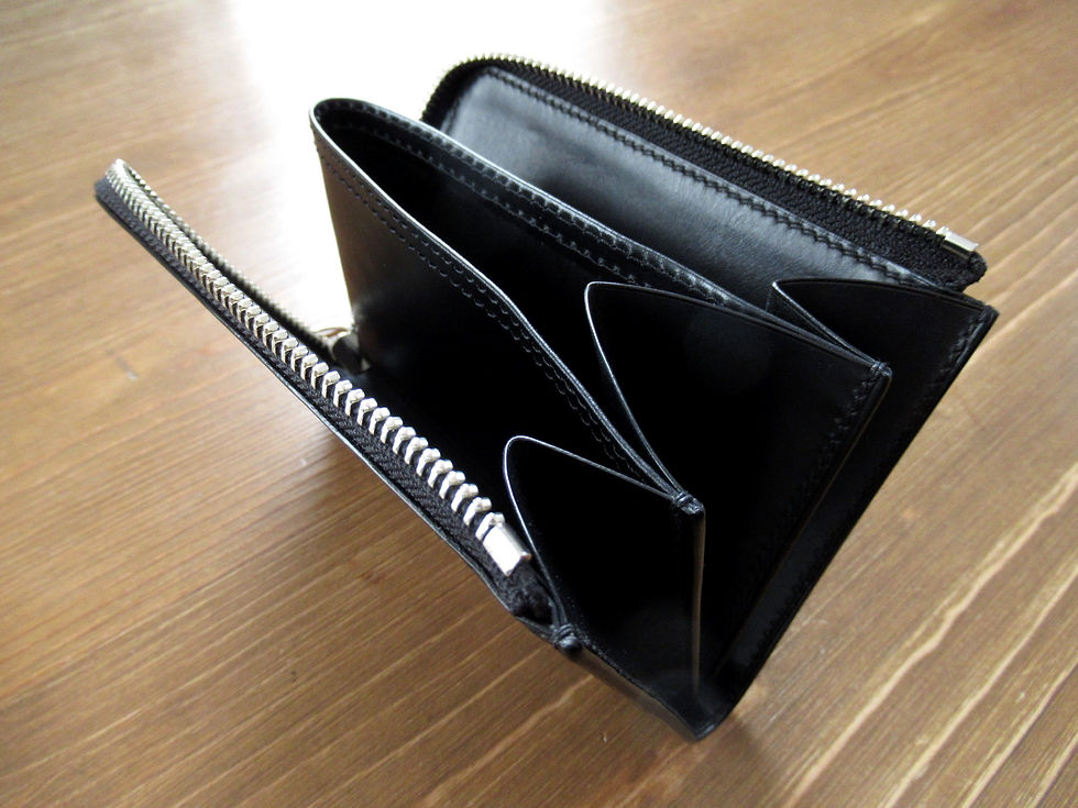 サムネイル： 黒革Lファスナー財布 ブッテーロを背面から見た