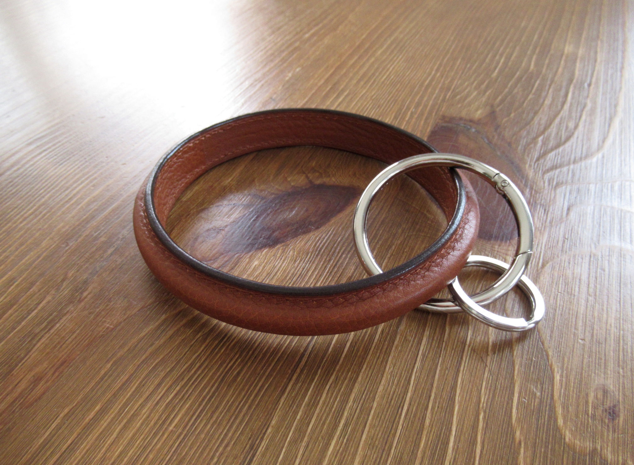 ブレスレット型キーホルダーのキャメルを卓上に置いて