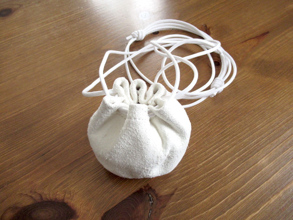 鹿革ポーチの白を机に置いて