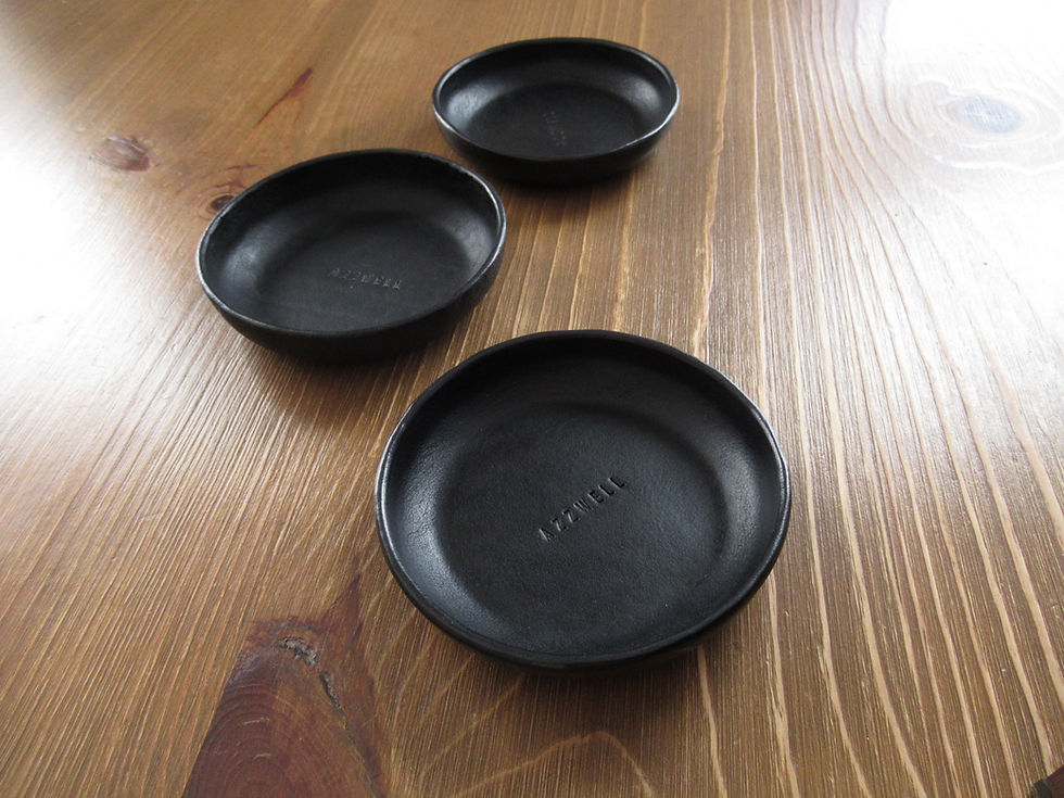 黒の革のお皿3枚