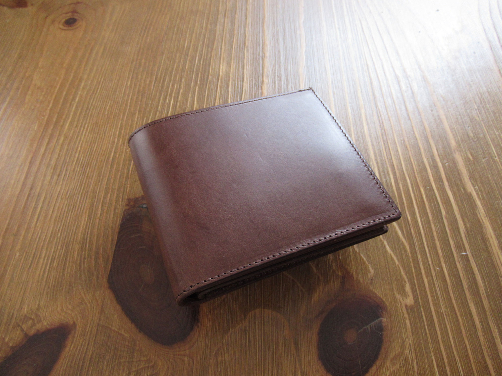 茶色の二つ折り財布を机に置いて