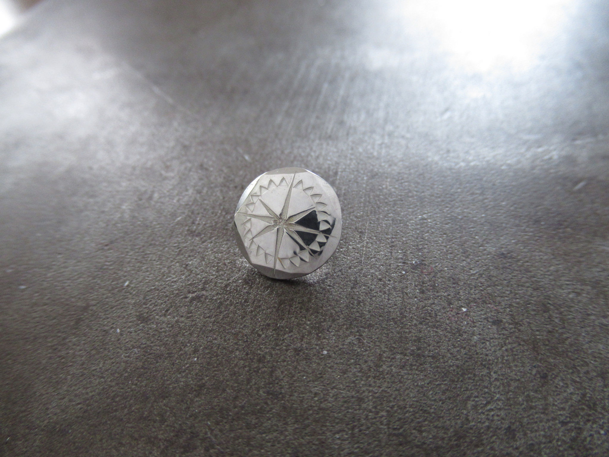 コンチョボタンを正面から見て