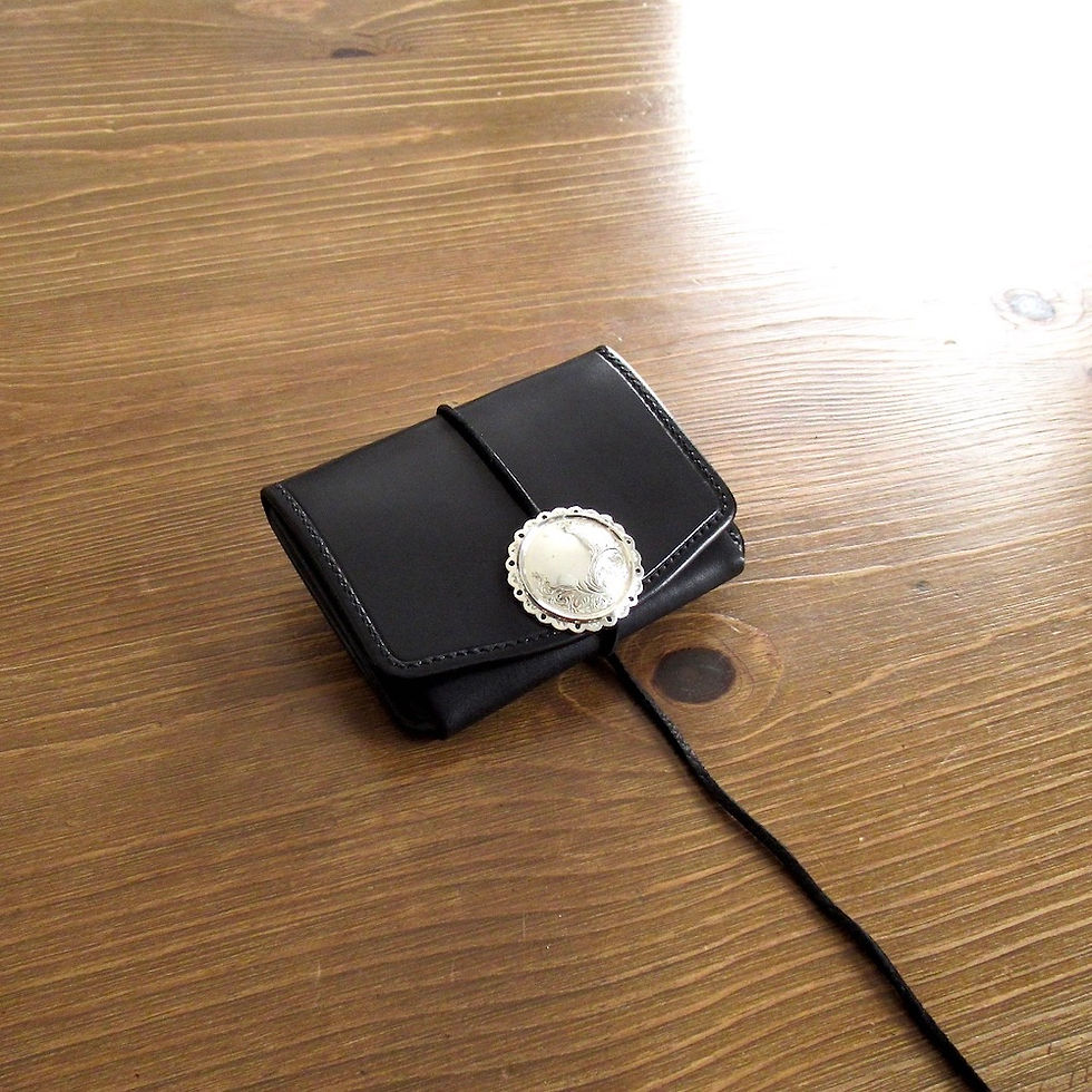 シルバー925手彫り唐草ラウンドフラワーコンチョLサイズを付けた黒革財布