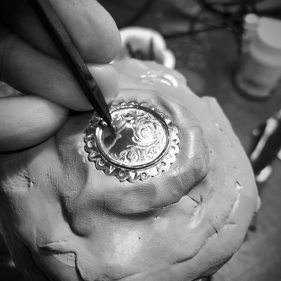 シルバー925ラウンドフラワーコンチョSサイズに手彫りで唐草模様を彫っている