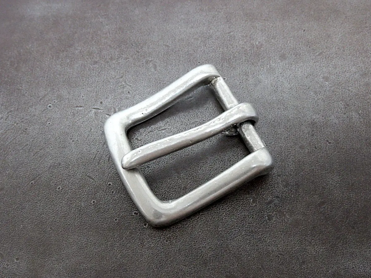 消しニッケルの30m/mバックルを斜め横から見て
