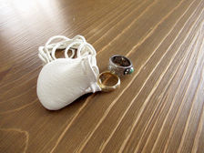 鹿革ミニ巾着ネックレスの中から指輪が出ている