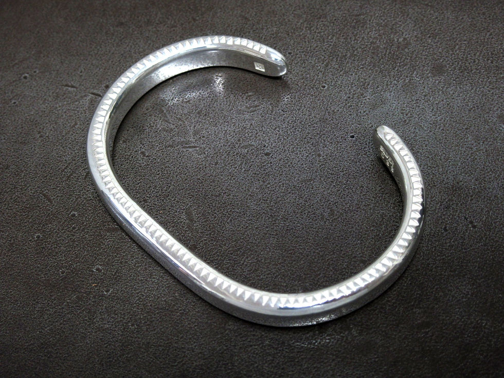 シルバー925 バングル ワイドミラーを横から見て