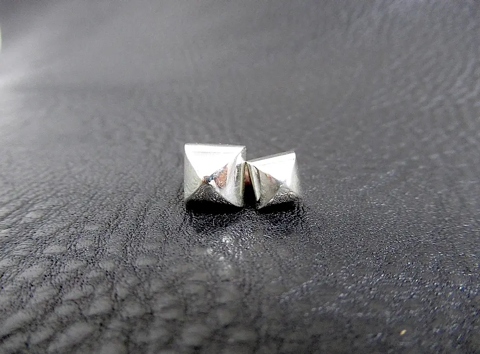 025A♦【売約済み】ピアス　エメラルド　CZダイヤ　SV925　シルバー 銀無垢シルバー925スタッズ Hiピラミッド | AZZWELL