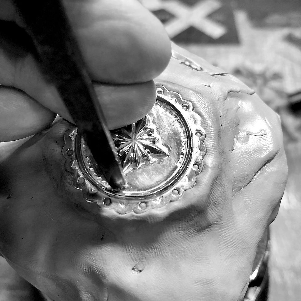 シルバー925ラウンドフラワーコンチョMサイズにスタンプをしている風景