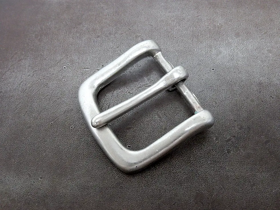 35m/m艶消しニッケルバックルを斜め前から見て