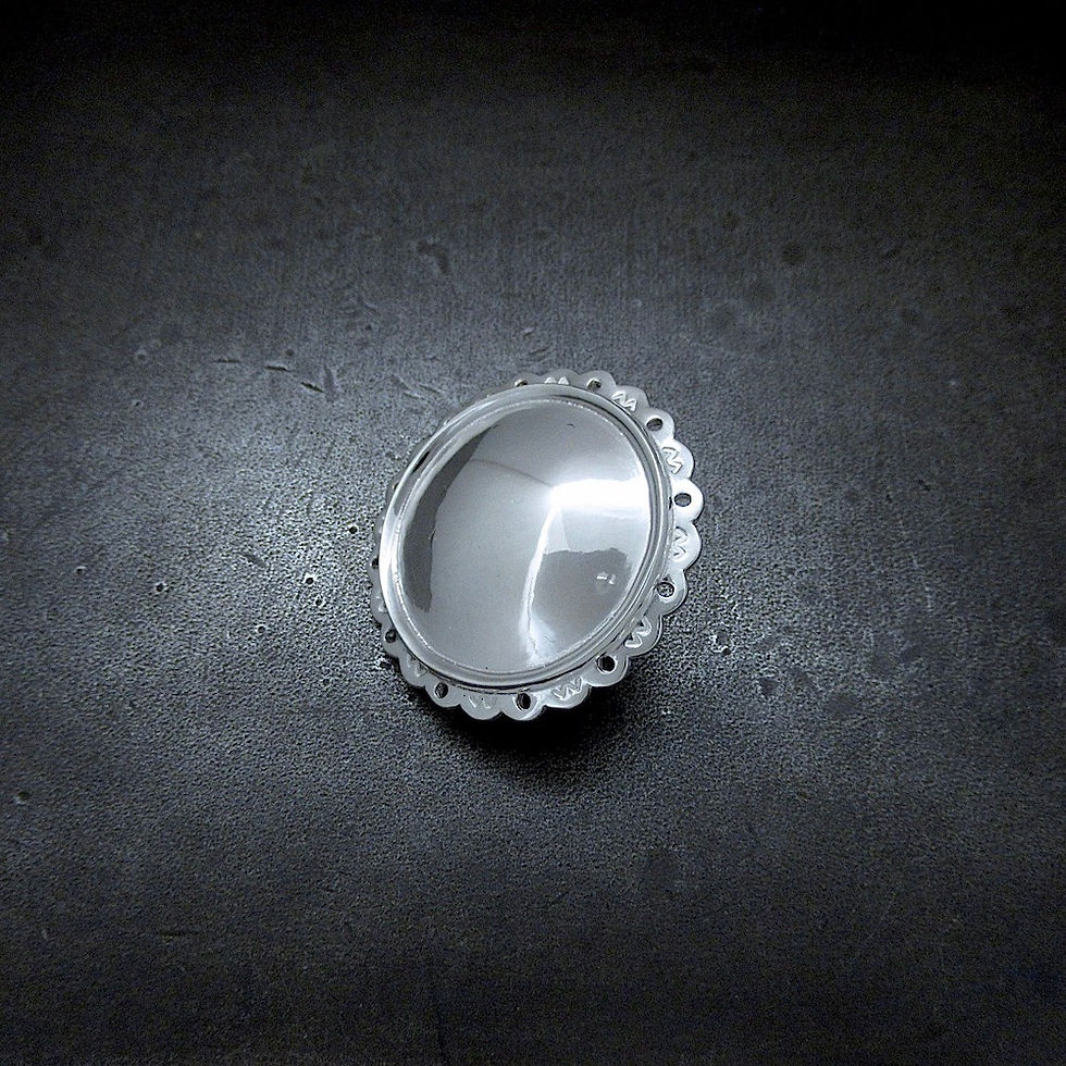 シルバー925ラウンドフラワーコンチョLサイズのプレーンを斜め左からみて