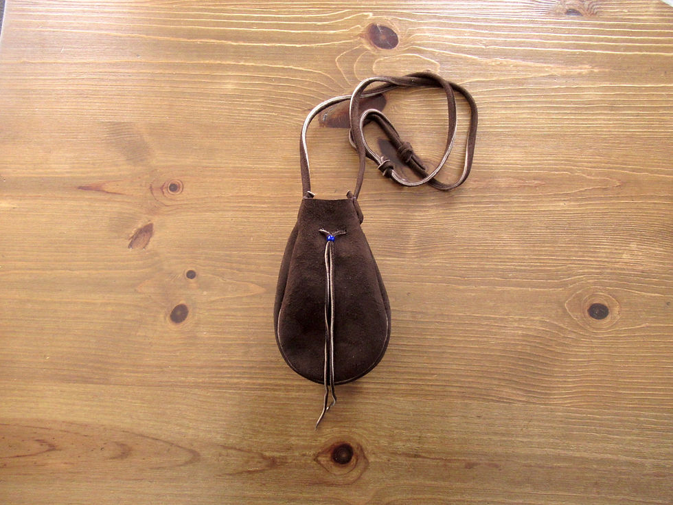 鹿革巾着ポーチのチョコ色を真上から見て