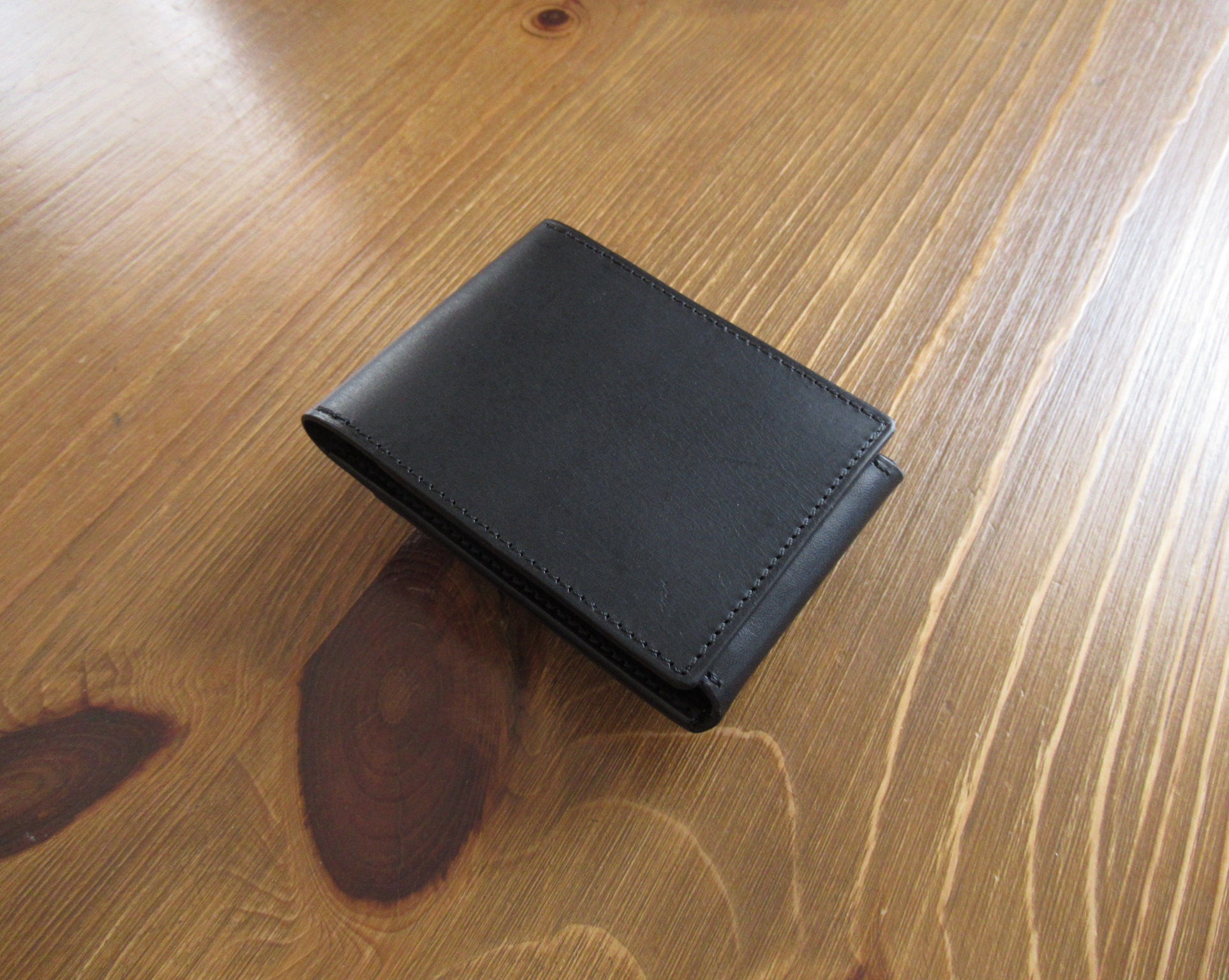 黒いカードケースを机に置いている