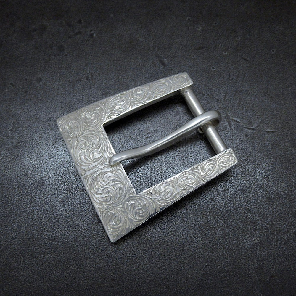 角形の手彫り唐草バックル