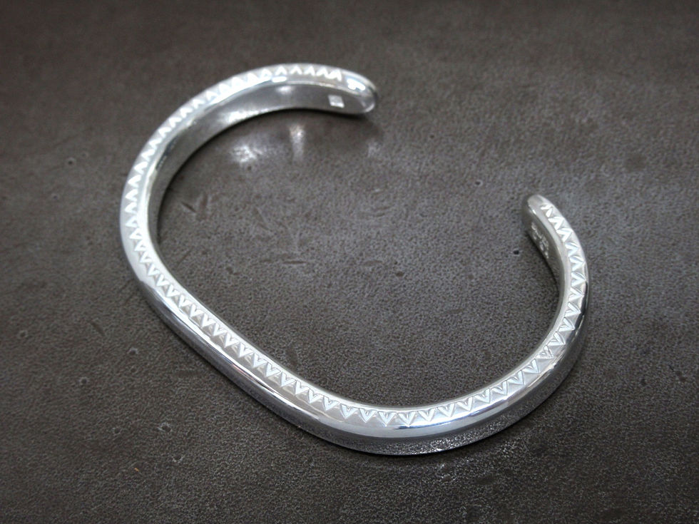 シルバー925 バングル ワイドポリッシュを横向きに置いて