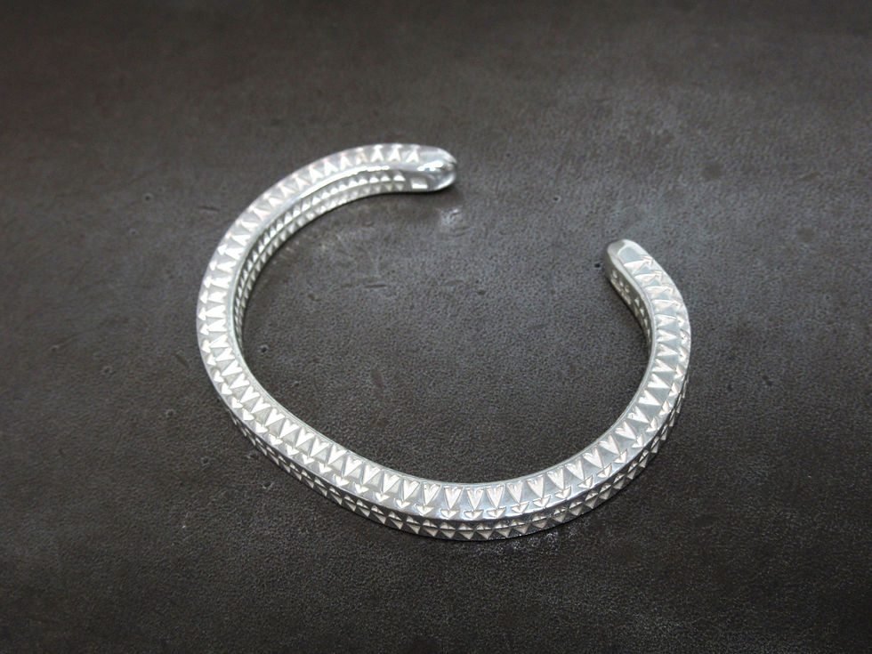 シルバー925 バングル ジオメトリック ダブルトライアングルを寝かせて見た