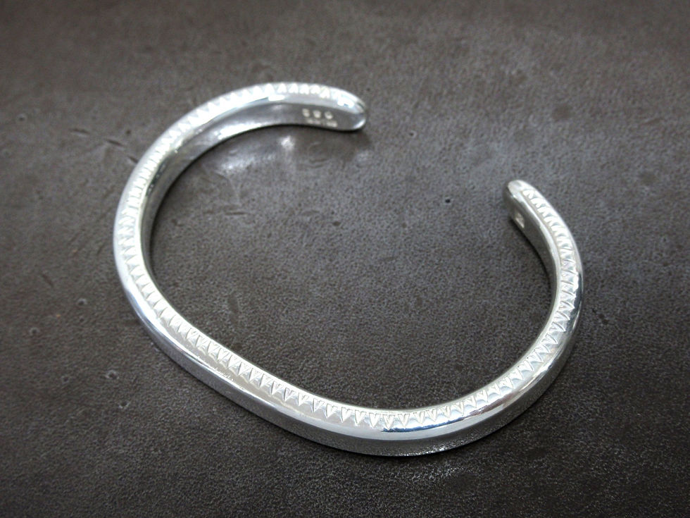 シルバー925 ワイドバングル ソリッドプレーンを寝かせて表から見た