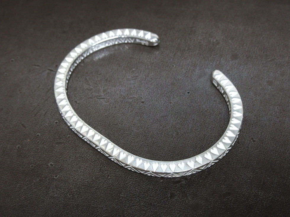 シルバー925 バングル ジオメトリックスパイラルを横に置いて