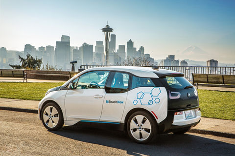 DriveNow Fahrzeug BMW i3 vor der Skyline von Seattle