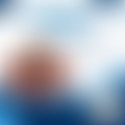 Niño realizando un chequeo visual con un especialista, representando la importancia de cuidar la salud ocular desde los primeros años.