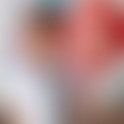 Niño respirando tranquilamente mientras juega, representando la importancia de cuidar la salud pulmonar infantil y detectar señales respiratorias a tiempo.