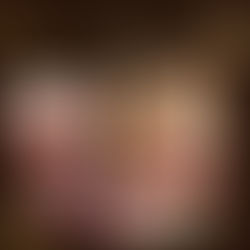 “Niños recibiendo y disfrutando regalos durante la época navideña, imagen que representa la alegría infantil, el juego y las experiencias emocionales asociadas a los obsequios.”