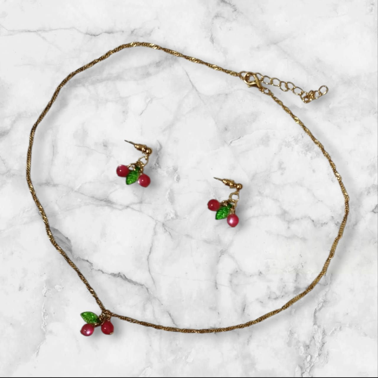 Cadena de cerezas y aretes cerezas